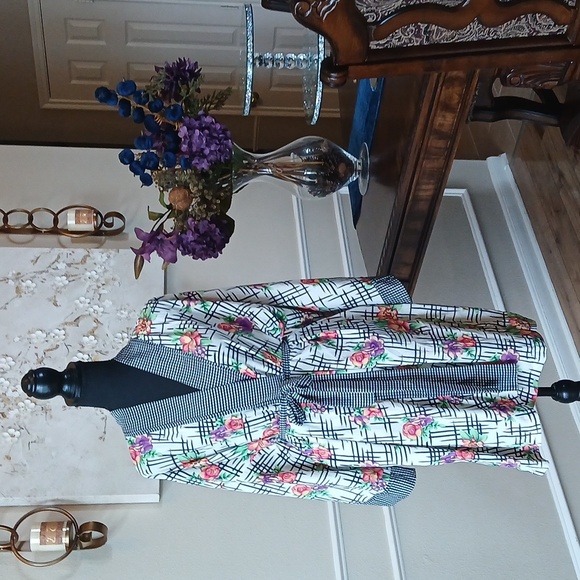 Victoria's Secret Gold Label Floral Kimono Robe. Size OS - Picture 12 of 17